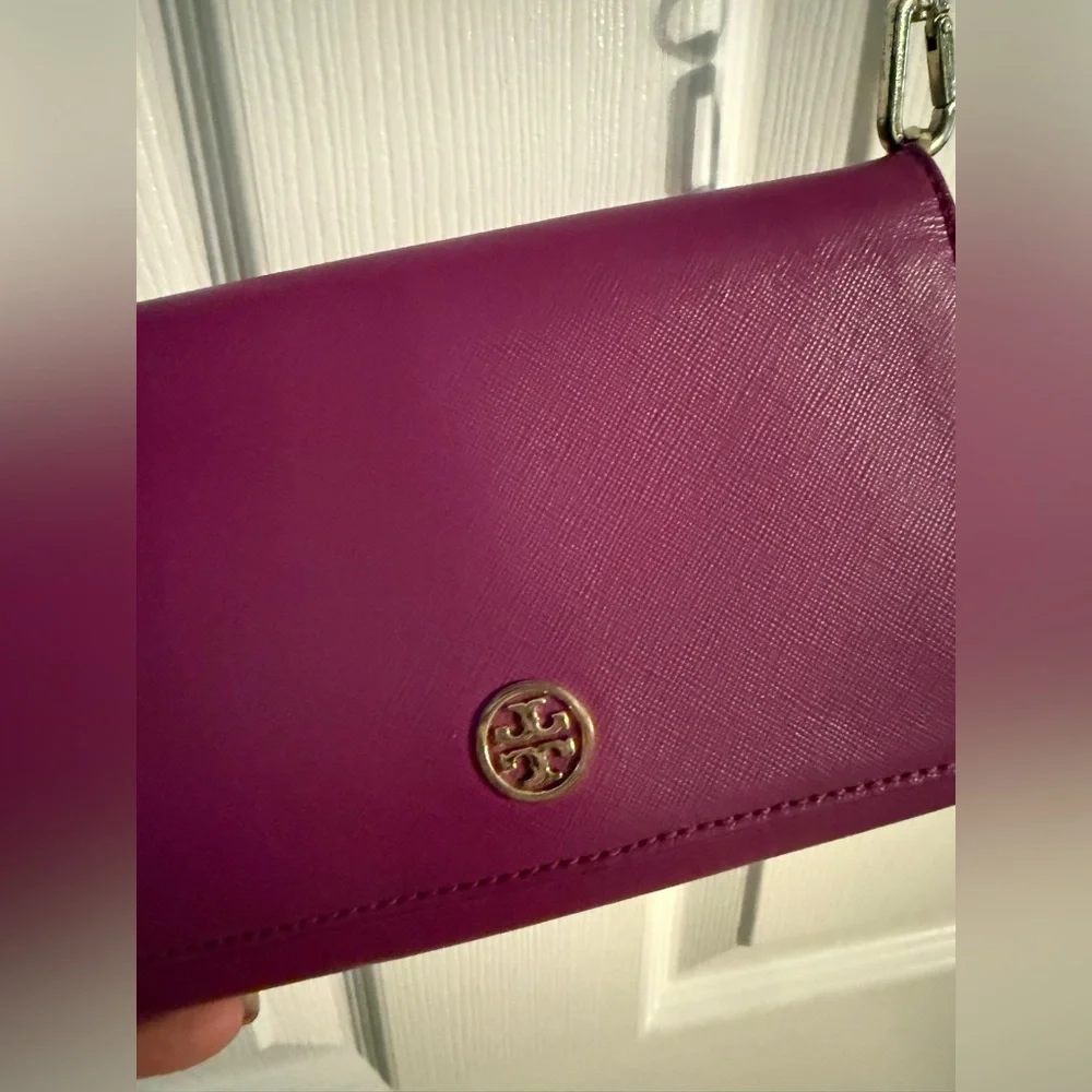 Tory‎ Burch Chelsea Crossbody Wallet on Chain – Magenta